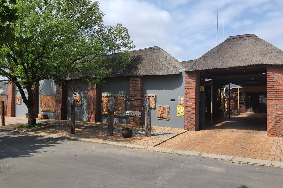 Luxury Living In Brenthurst - Photo 4