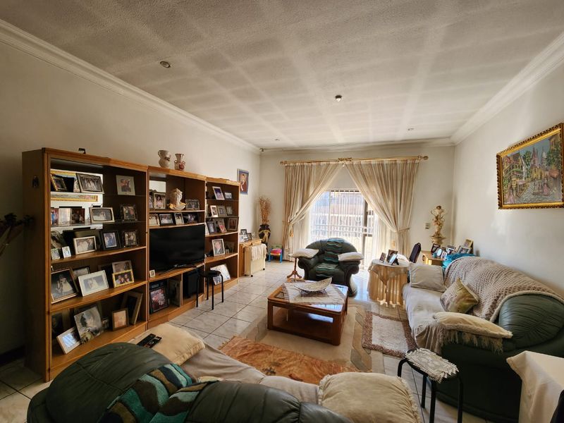 Immaculate Home in Dalpark Proper - Photo 8