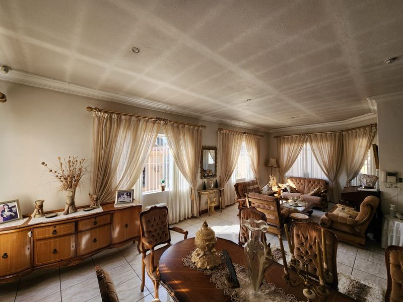 Immaculate Home in Dalpark Proper - Photo 7