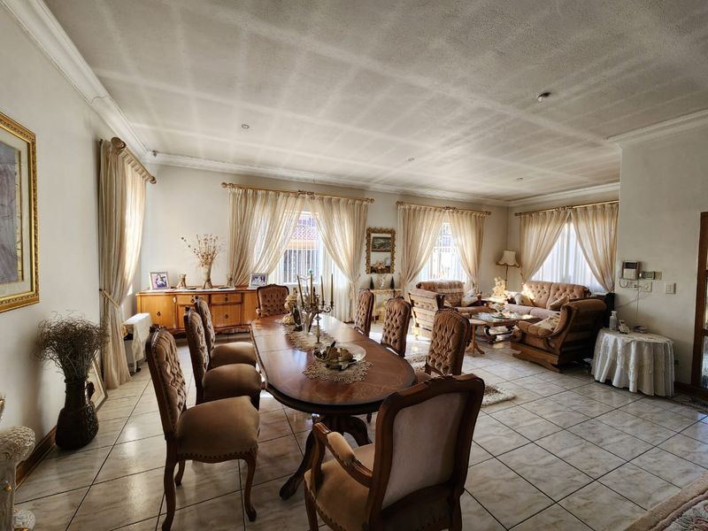 Immaculate Home in Dalpark Proper - Photo 6