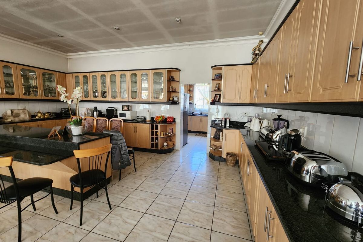 Immaculate Home in Dalpark Proper - Photo 4