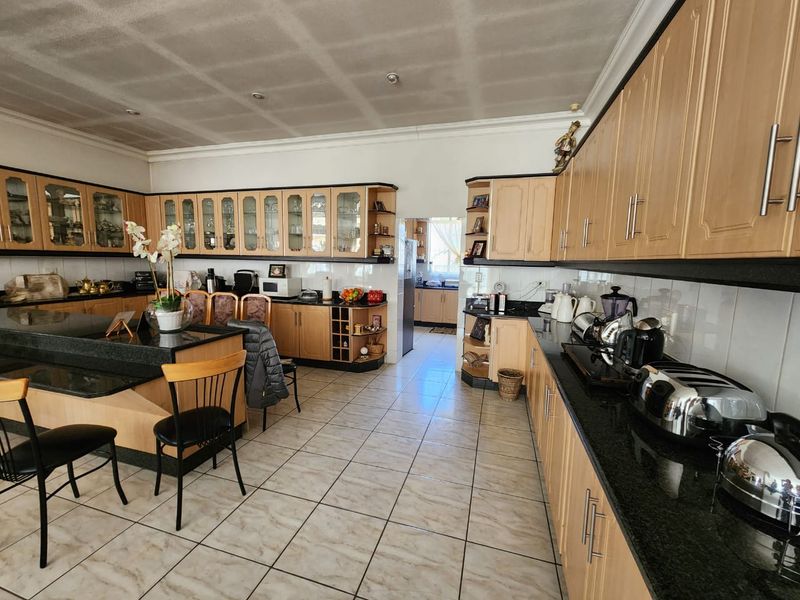 Immaculate Home in Dalpark Proper - Photo 4