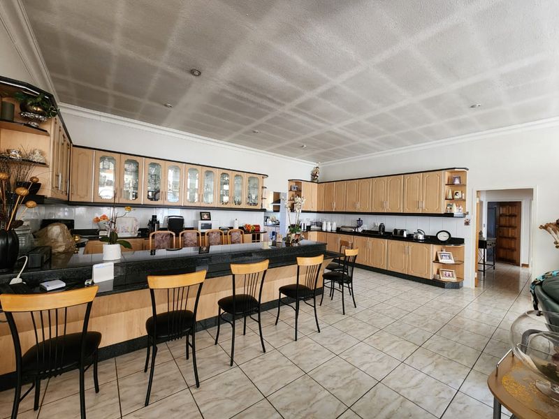 Immaculate Home in Dalpark Proper - Photo 2