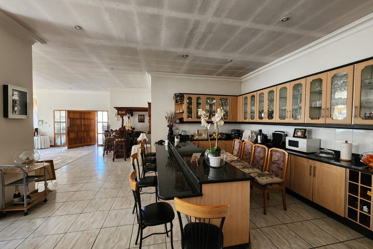 Immaculate Home in Dalpark Proper - Photo 3