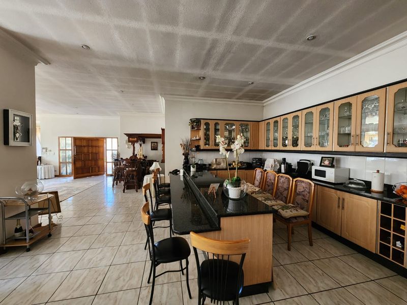 Immaculate Home in Dalpark Proper - Photo 3