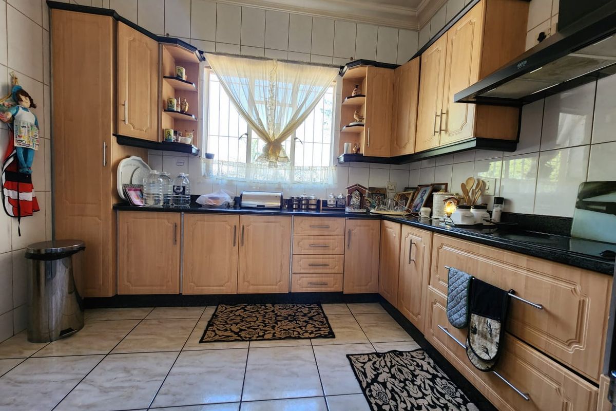 Immaculate Home in Dalpark Proper - Photo 5