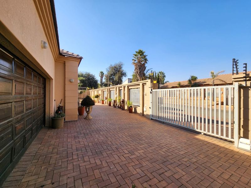 Immaculate Home in Dalpark Proper - Photo 1