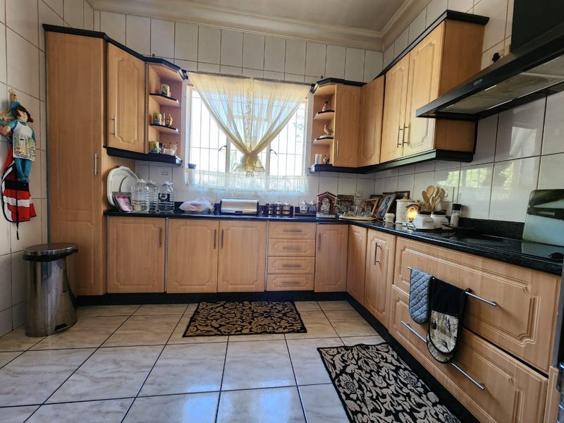 Immaculate Home in Dalpark Proper - Photo 5