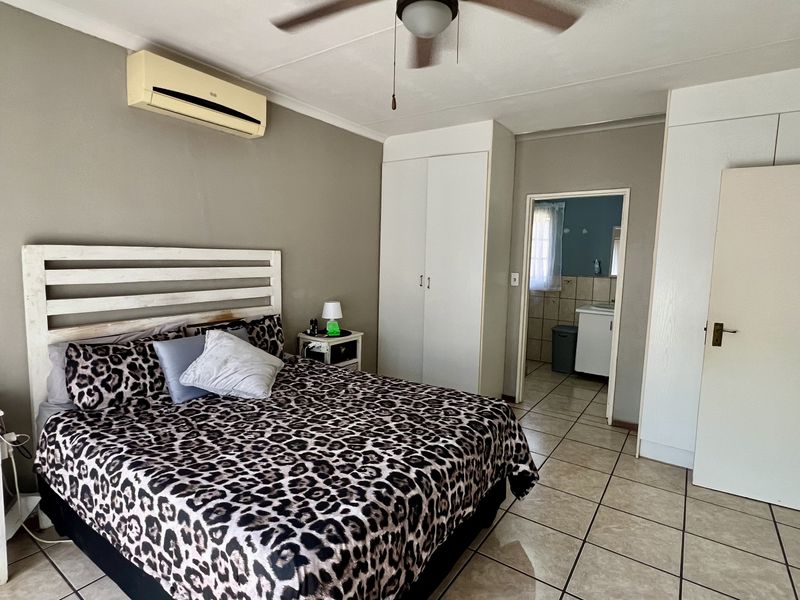Neat Three Bedroom, Two Bathroom, Pet Friendly Home in Secured Complex - Photo 10