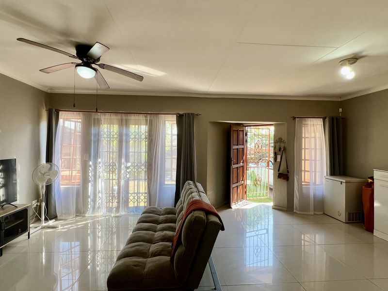 Neat Three Bedroom, Two Bathroom, Pet Friendly Home in Secured Complex - Photo 8