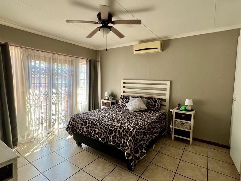 Neat Three Bedroom, Two Bathroom, Pet Friendly Home in Secured Complex - Photo 9