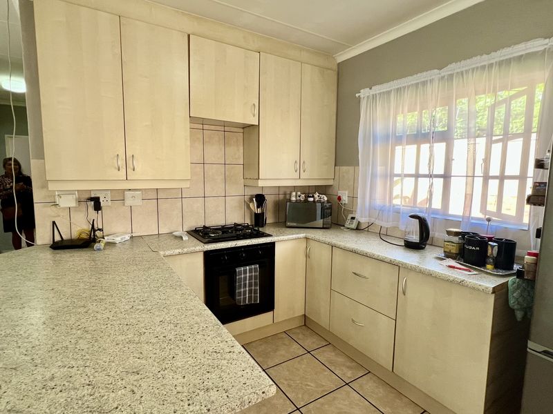 Neat Three Bedroom, Two Bathroom, Pet Friendly Home in Secured Complex - Photo 7