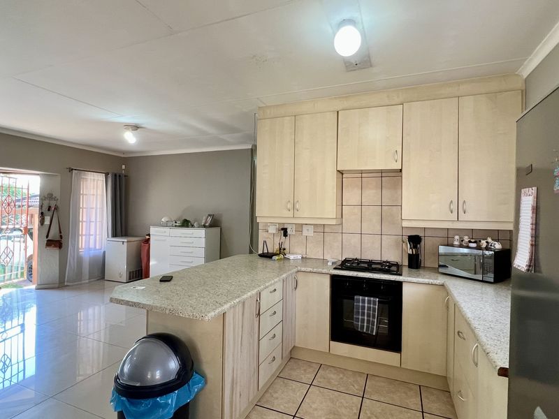 Neat Three Bedroom, Two Bathroom, Pet Friendly Home in Secured Complex - Photo 6