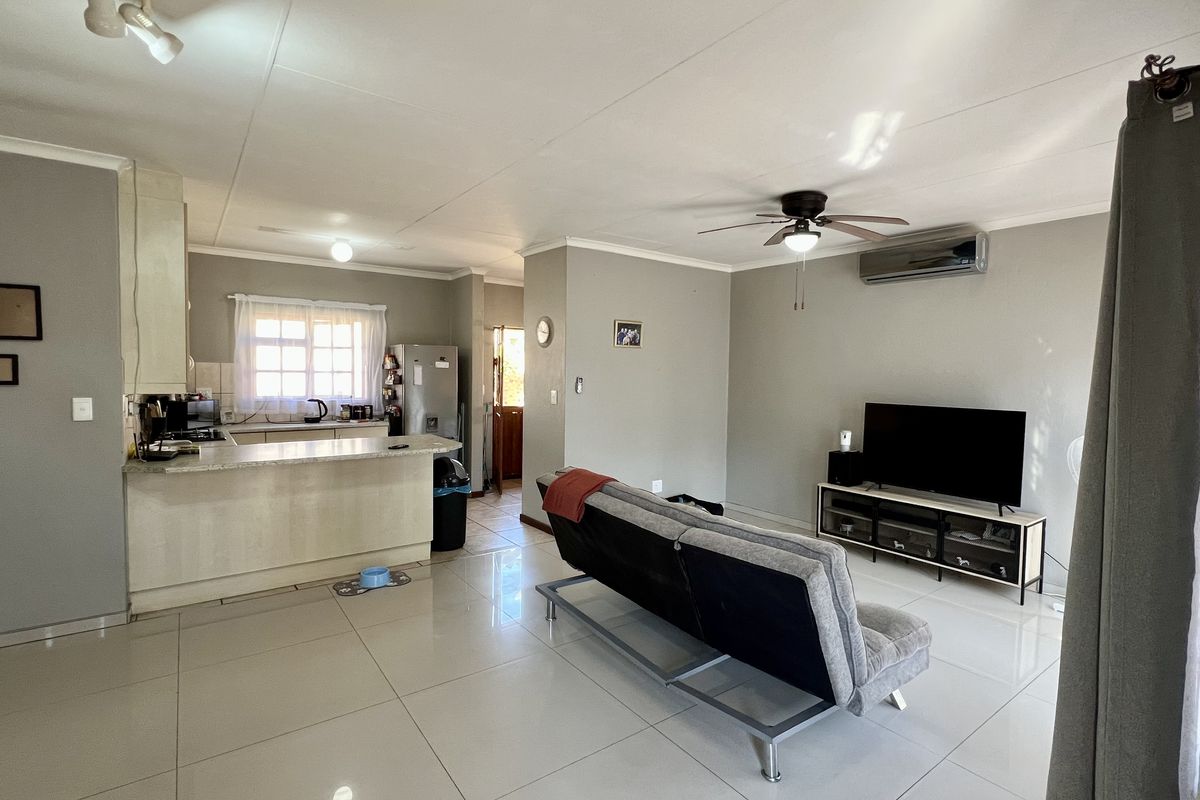 Neat Three Bedroom, Two Bathroom, Pet Friendly Home in Secured Complex - Photo 2