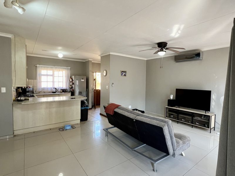 Neat Three Bedroom, Two Bathroom, Pet Friendly Home in Secured Complex - Photo 2
