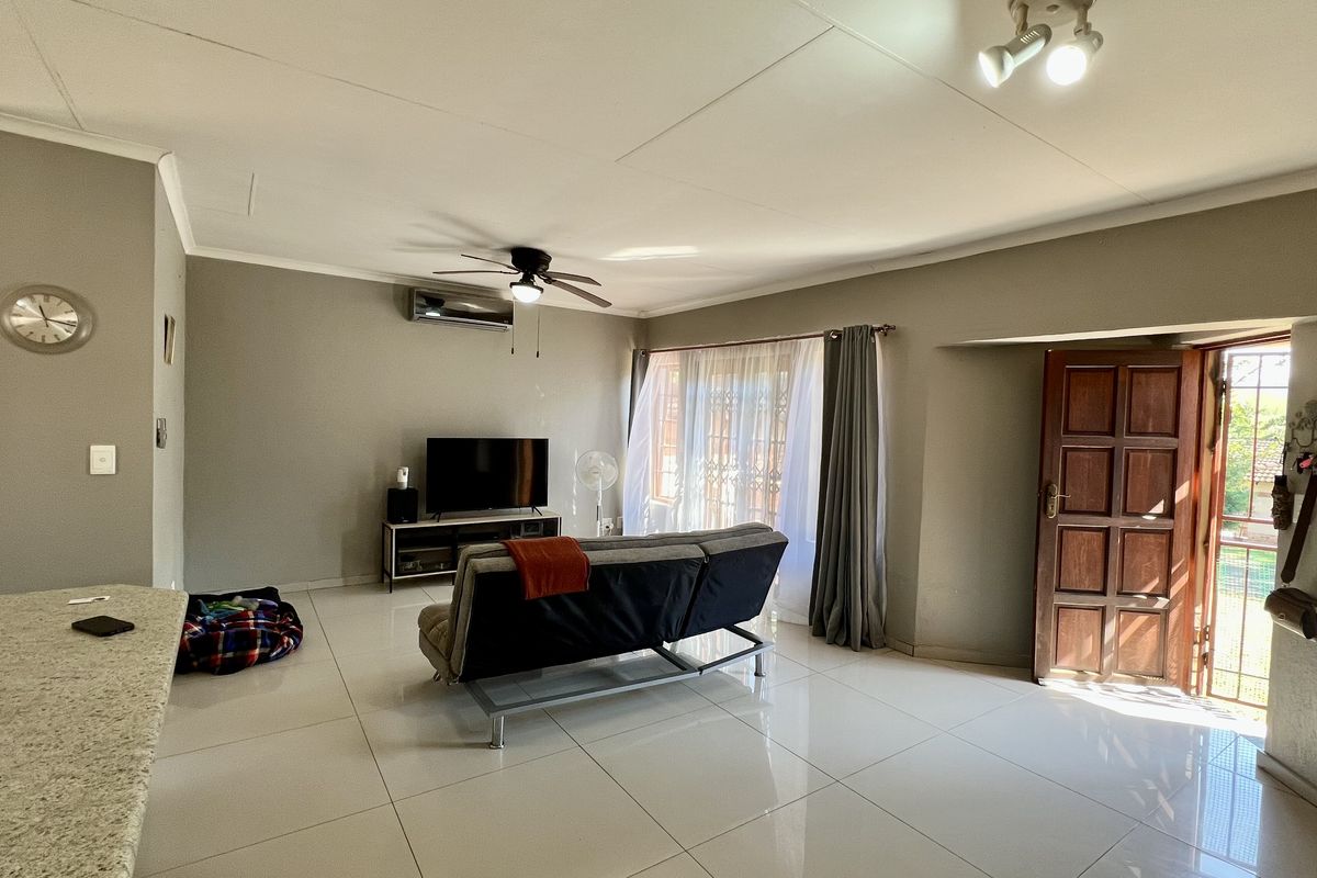 Neat Three Bedroom, Two Bathroom, Pet Friendly Home in Secured Complex - Photo 3