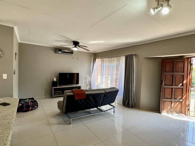 Neat Three Bedroom, Two Bathroom, Pet Friendly Home in Secured Complex - Photo 3