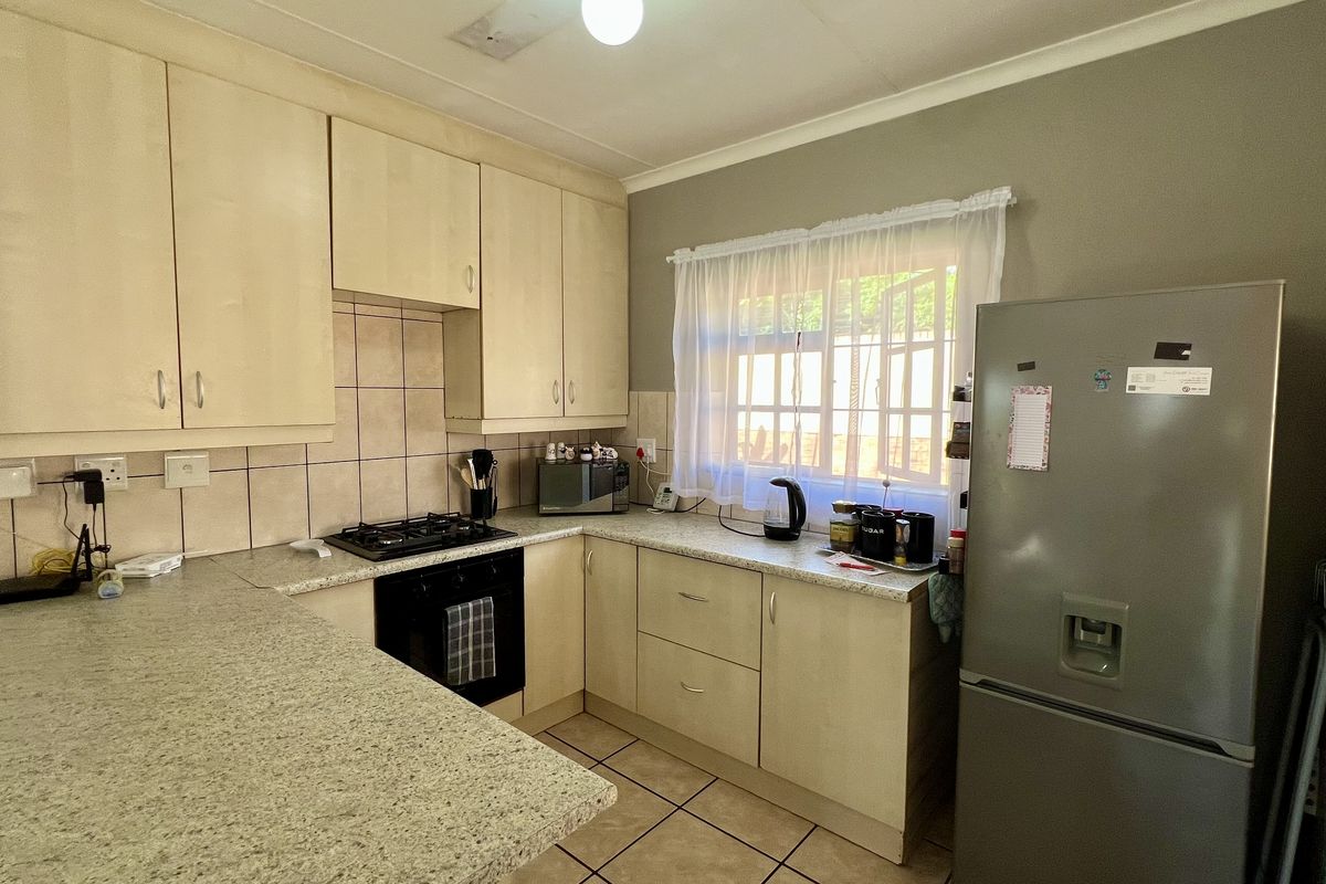 Neat Three Bedroom, Two Bathroom, Pet Friendly Home in Secured Complex - Photo 4
