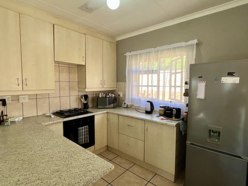 Neat Three Bedroom, Two Bathroom, Pet Friendly Home in Secured Complex - Photo 4