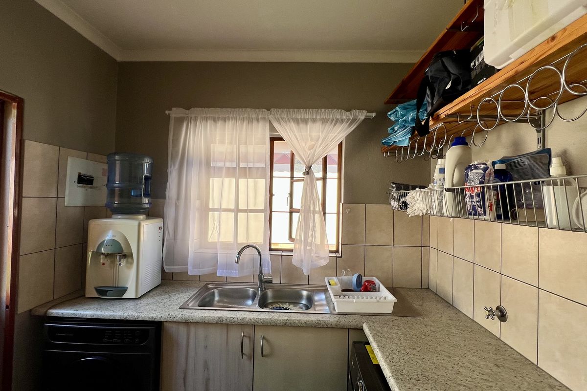 Neat Three Bedroom, Two Bathroom, Pet Friendly Home in Secured Complex - Photo 5