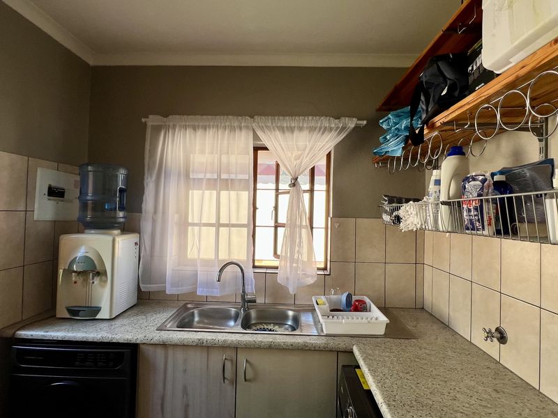 Neat Three Bedroom, Two Bathroom, Pet Friendly Home in Secured Complex - Photo 5