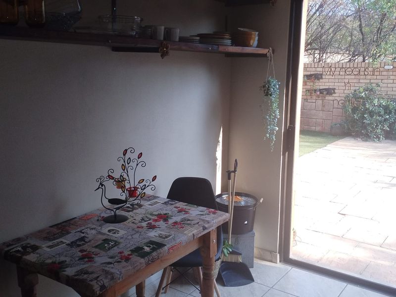 Bachelor Flat To Let in Eco Park. - Photo 4