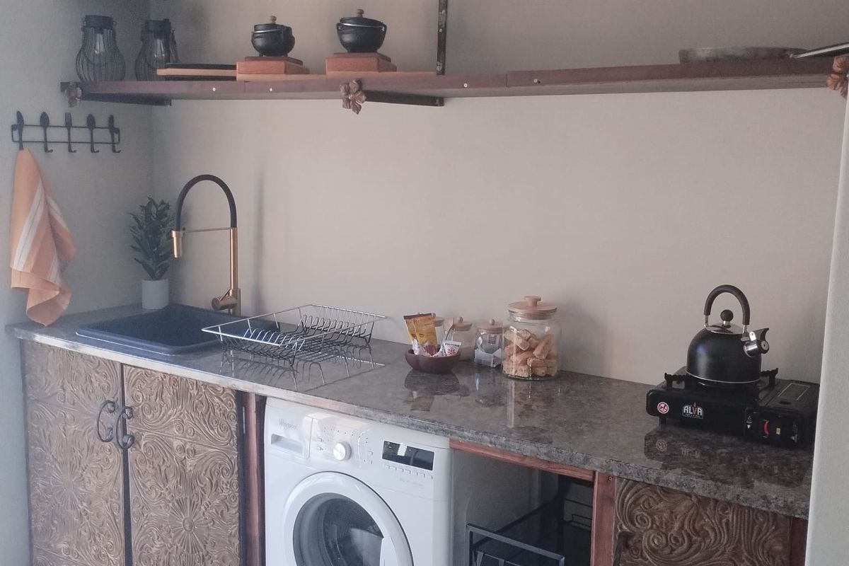 Bachelor Flat To Let in Eco Park. - Photo 3