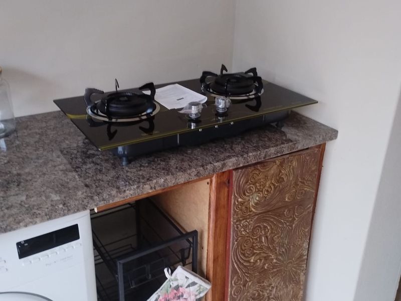 Bachelor Flat To Let in Eco Park. - Photo 8