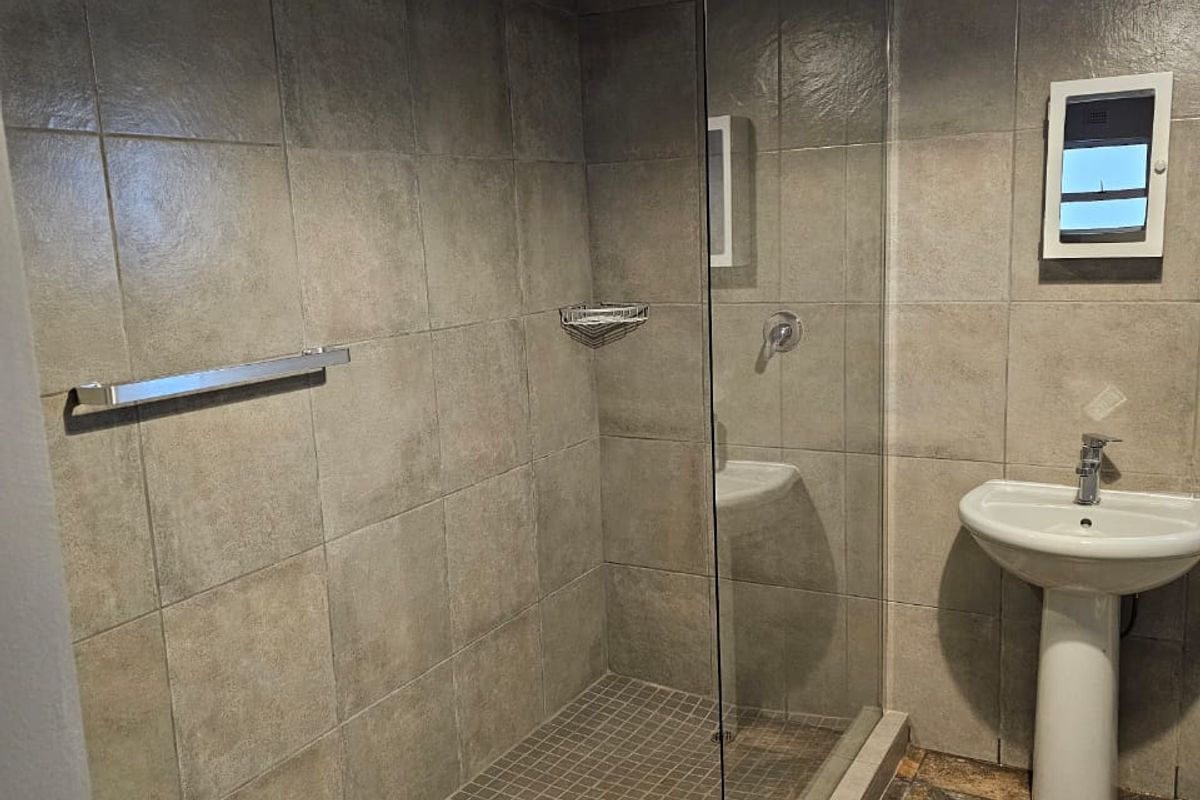 Bachelor Flat To Rent - Photo 4