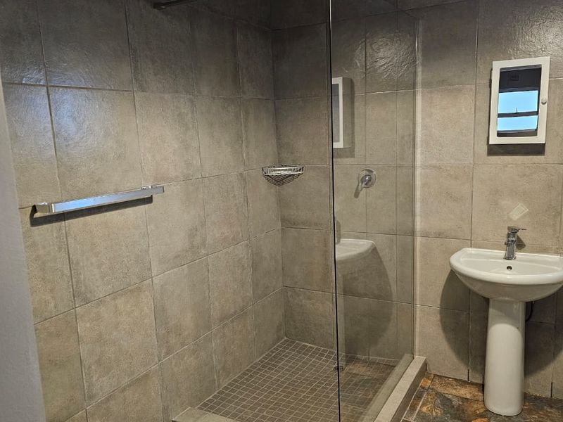 Bachelor Flat To Rent - Photo 4