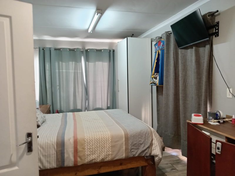 4 Bedroom House For Sale in Dalpark Proper - Photo 6