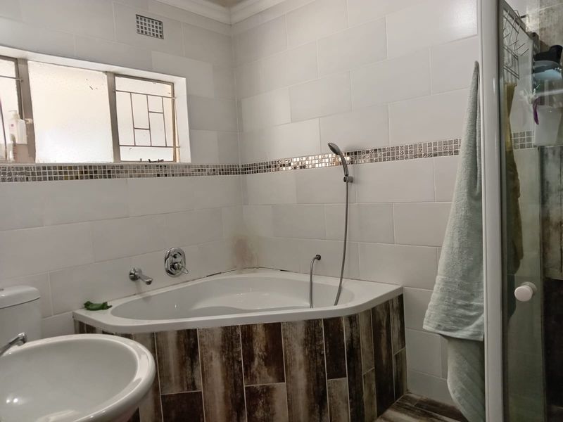 4 Bedroom House For Sale in Dalpark Proper - Photo 7