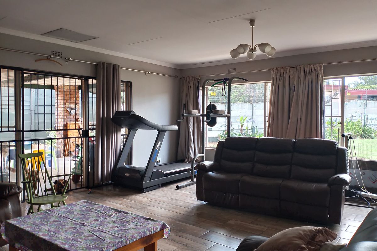 4 Bedroom House For Sale in Dalpark Proper - Photo 3