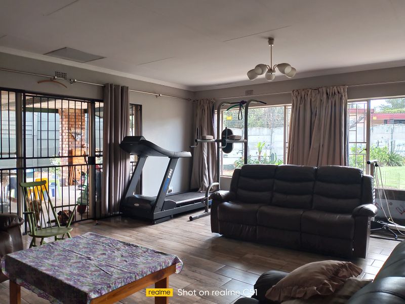 4 Bedroom House For Sale in Dalpark Proper - Photo 3