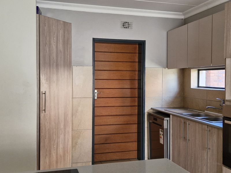 Modern 3-Bedroom Duplex for Sale in Zambezi Manor – R1 800 000 - Photo 3