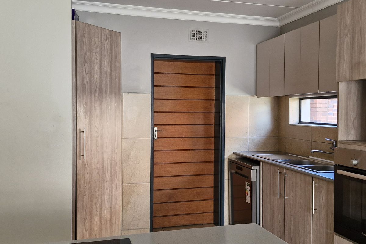 Modern 3-Bedroom Duplex for Sale in Zambezi Manor – R1 800 000 - Photo 3