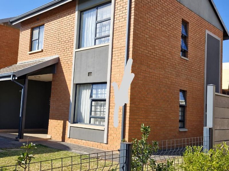Modern 3-Bedroom Duplex for Sale in Zambezi Manor – R1 800 000 - Photo 5