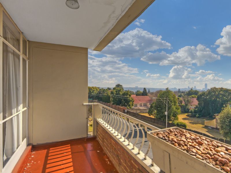 PERFECT LOCK UP AND GO IN A WELL MAINTAINED COMPLEX WITH A 24 HOUR GUARD!!!! - Photo 8