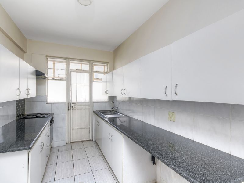 PERFECT LOCK UP AND GO IN A WELL MAINTAINED COMPLEX WITH A 24 HOUR GUARD!!!! - Photo 9