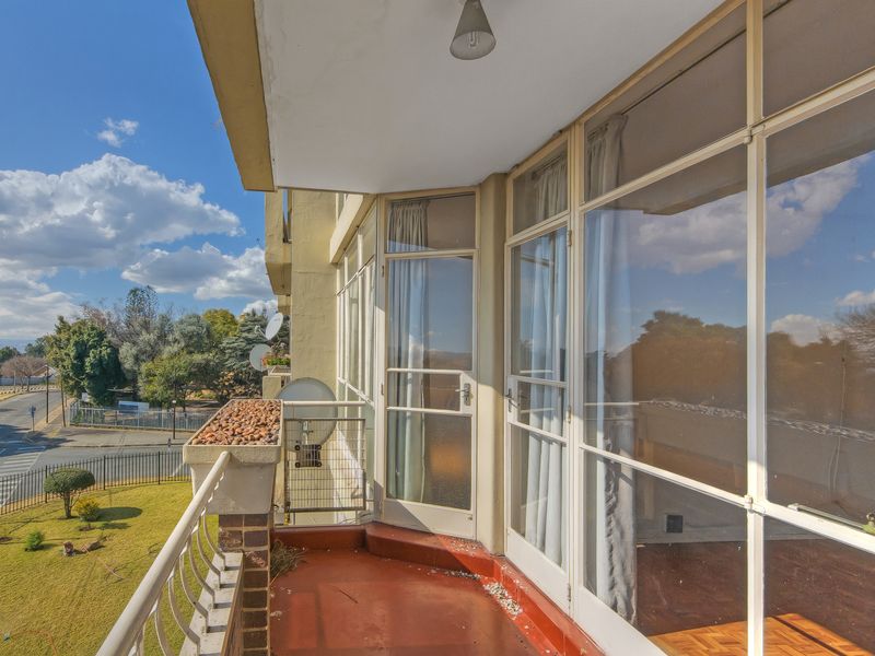 PERFECT LOCK UP AND GO IN A WELL MAINTAINED COMPLEX WITH A 24 HOUR GUARD!!!! - Photo 7