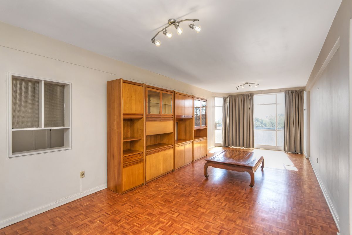 PERFECT LOCK UP AND GO IN A WELL MAINTAINED COMPLEX WITH A 24 HOUR GUARD!!!! - Photo 2