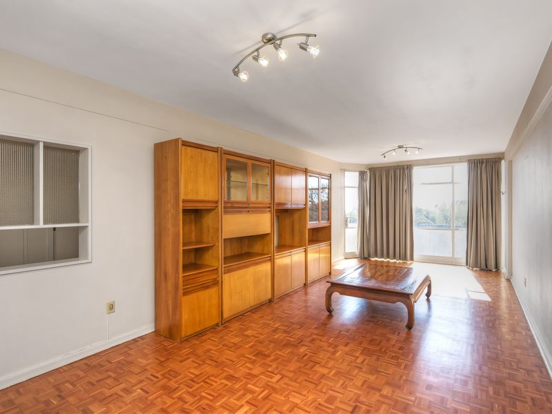 PERFECT LOCK UP AND GO IN A WELL MAINTAINED COMPLEX WITH A 24 HOUR GUARD!!!! - Photo 2