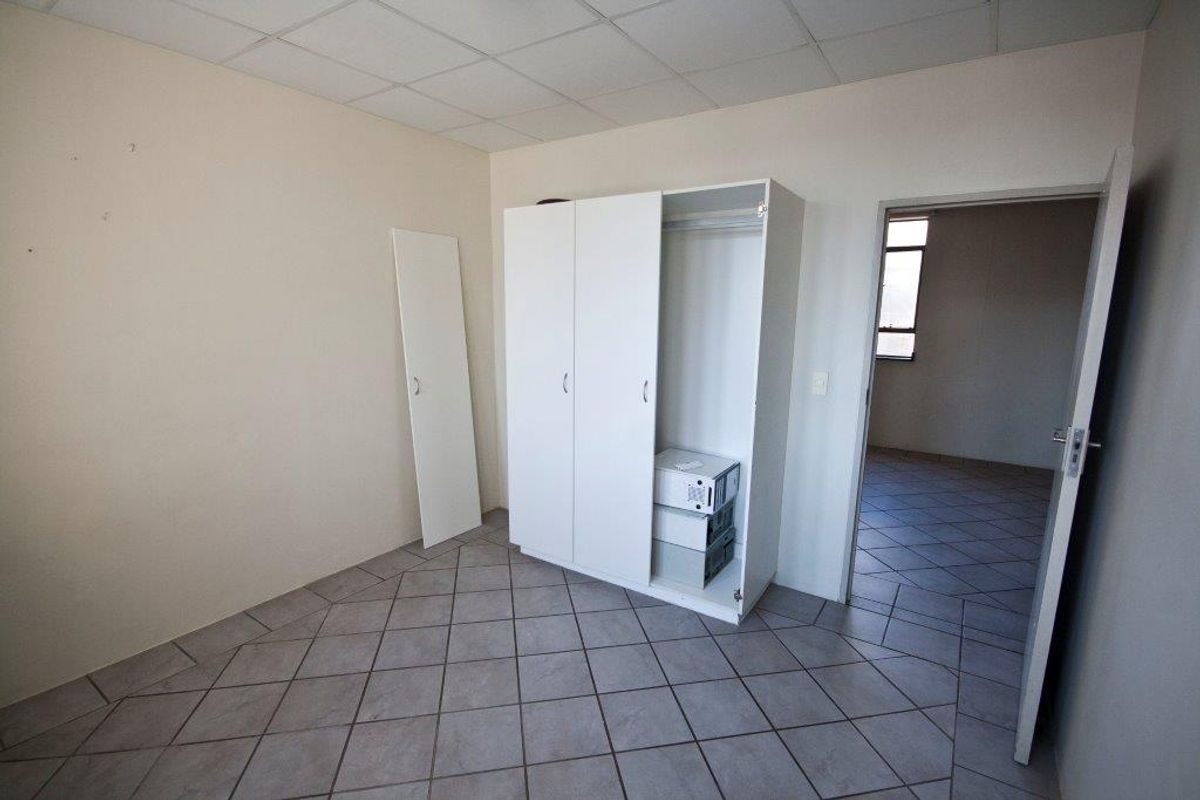 Spacious 1 Bedroom Apartment in Secure Central Durban CBD Building - Photo 5