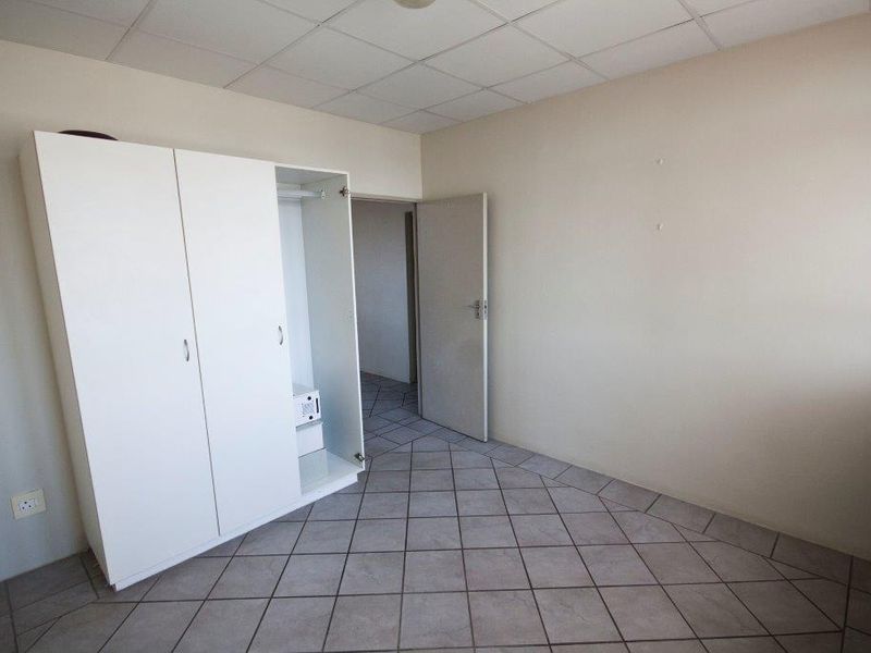Spacious 1 Bedroom Apartment in Secure Central Durban CBD Building - Photo 6