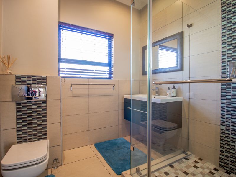 Midstream Estate - 4 bed with study in luxurious Estate - Photo 9
