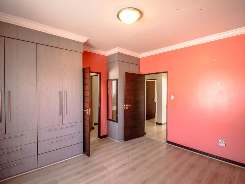Midstream Estate - 4 bed with study in luxurious Estate - Photo 10