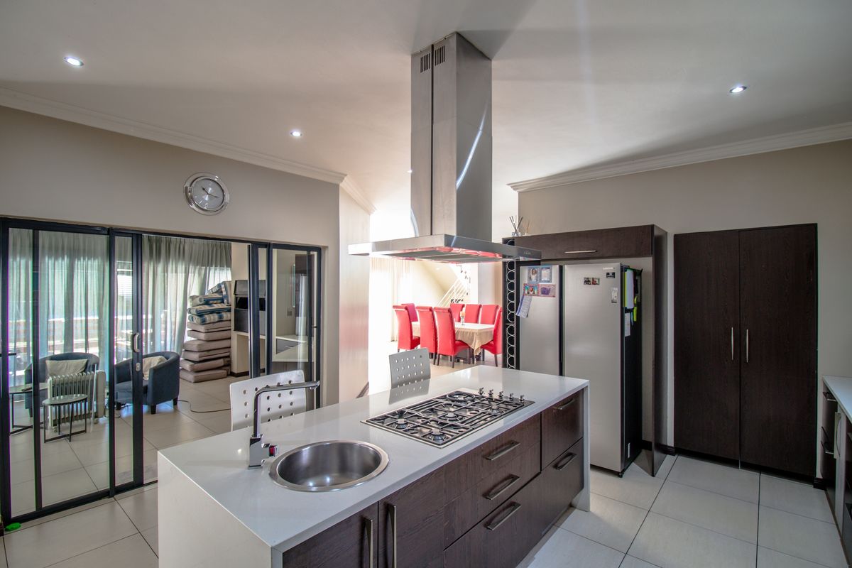 Midstream Estate - 4 bed with study in luxurious Estate - Photo 3