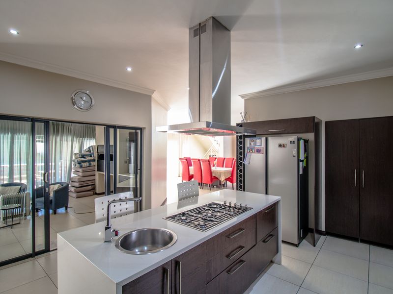 Midstream Estate - 4 bed with study in luxurious Estate - Photo 3