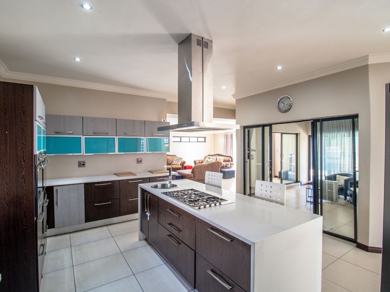 Midstream Estate - 4 bed with study in luxurious Estate - Photo 4