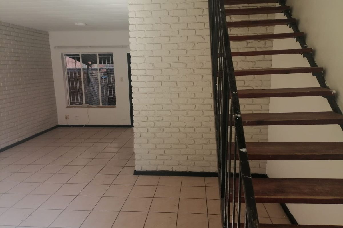 Newly Renovated Duplex - Great investment as well! - Photo 2